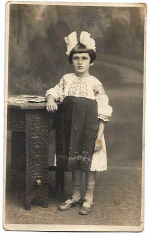 Fetiță în port popular românesc, 1937, studio Victoria