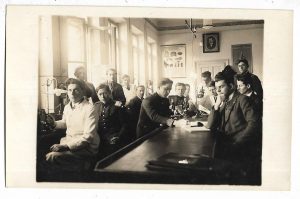 Laborator al Facultății de Medicină Veterinară din București, 1930, studenți civili și militari cu microscoape