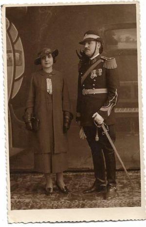 Eroul de la Păuliș, colonel Alexandru Petrescu, viitorul comandant al Școlii de subofițeri de la Radna, cu soția, studio Bomond, Tighina
