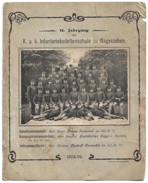 Cadeții Școlii kuk de ofițeri de infanterie de la Sibiu, 1905/1906, alături de ofițerul comandant al anului