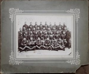 Soldați și gradați dintr-un regiment austro-ungar din Transilvania, o bună parte dintre ei cu șnur și insignă de specialist
