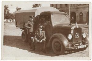 Ofițeri români de cavalerie cu camion Mercedes, perioada regalității