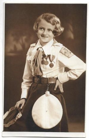 Fetiță în uniformă Straja Țării, cu trei medalii și cunună de lauri, 1937, studio Luvru, București