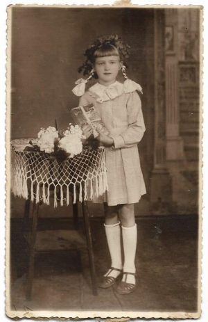 Fetiță premiantă, cu coroniță și cărți, 1944