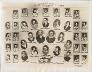 Absolventele liceului de fete Oltea Doamna din Oradea, 1930, studio Topschall, Oradea