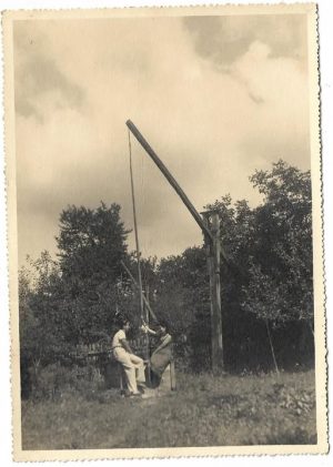 Pereche de tineri la fântâna cu cumpănă, Transilvania, mijlocul anilor 1930