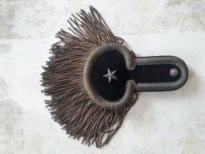 Epolet de la ținuta românească de ceremonie model 1930, sublocotenent de artilerie