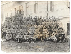Ofițeri români de artilerie, anii 1920, unii cu diverse decorații, de la Crucea comemorativă a războiului 1916-1918 cu barete la Coroana României și altele
