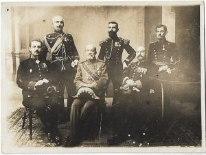 Atașați militari ruși (pe scaune, rândul din față) și ofițeri români de cavalerie, artilerie și vânători în uniforme de mare ținută, cu decorații (rândul din spate, de la stânga la dreapta), cca sfârșitul secolului al XIX-lea