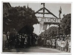 Poartă triumfală și participanți la eveniment, anii 1930, Transilvania