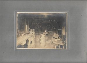 Militar austro-ungar lucrează în fierărie un tub de proiectil de artilerie, Primul Război Mondial