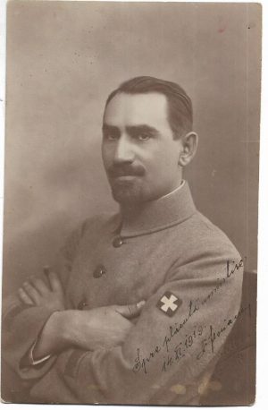 Preot militar român cu însemn neregulamentar de preot pe mânecă, în campania din Ungaria, Debrețin, 14 noiembrie 1919