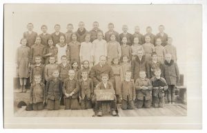 Elevii școlii din Tărian, județul Bihor, 1937, studio Kovdos, Oravița