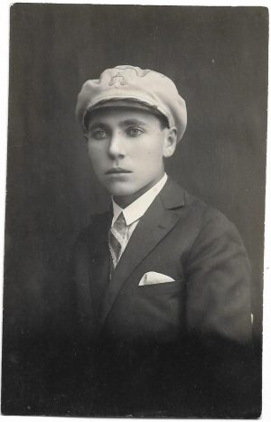 Student român la Drept, cu șapcă cu însemnele specifice facultății, studio fotografic din Bolgrad, Basarabia, 1927