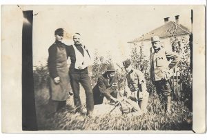 Ofițeri și soldați austro-ungari simulând pansarea unui rănit, septembrie 1914
