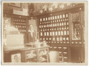 Interior de farmacie, Transilvania, 1928