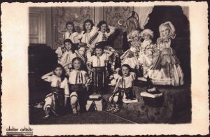 Copii în port popular românesc, cu cadouri de Crăciun, Atelier Artistic, Oravița, perioada interbelică