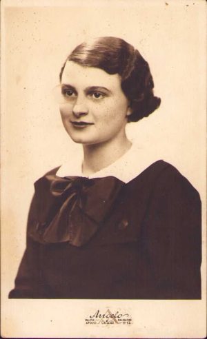 Portret de tânără, studio Angelo, Oradea, 1936