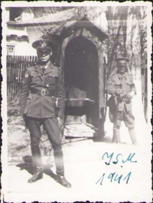 Medic militar român, ofițer de serviciu și santinelă cu baioneta la armă, 1941, Institutul Sanitar Militar