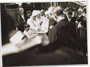 Serbările Unirii, Alba Iulia, Regina Maria, regele Mihai, principesa Ileana, regina Maria a Iugoslaviei întâmpinați de oficialități pe peronul gării, 20 mai 1929
