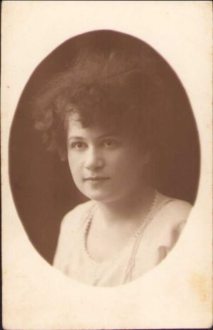 Portret de tânără, 1921, studio Steinberg, Piatra Neamț