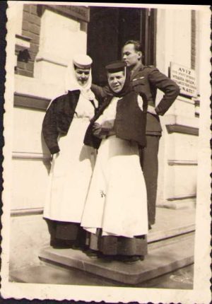 Medic militar român și maici-infirmiere, 1943, Spitalul Regina Elisabeta, București