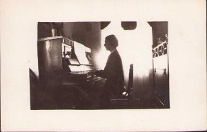 Tânără cântând la pianină, 1932, România