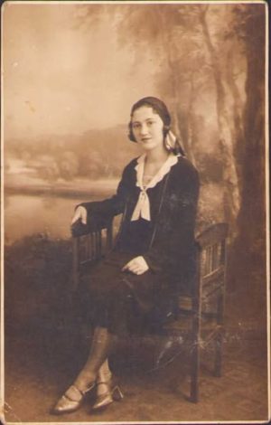 Tânără, studio Foto-Glob, Târgu Jiu