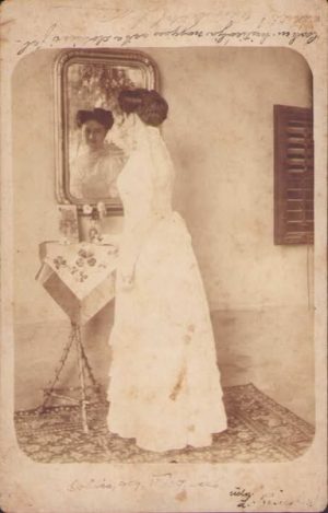 Doamnă elegantă, 1909, Dobaț, județul Timiș