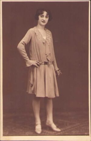 Tânără, studio Müller, Timișoara, 1932