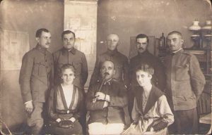 Cu pipa în gură dr. Coriolan Steer concentrat la Oradea cu camarazi dela birou. 1917