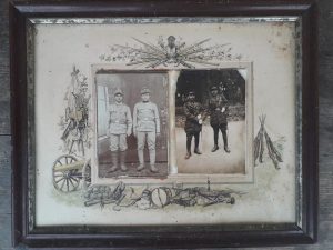 Două fotografii ale unui militar în două ipostaze - cătană împărătească în Marele Război și militar român în perioada interbelică, puse pe un passepartout cu temă militară