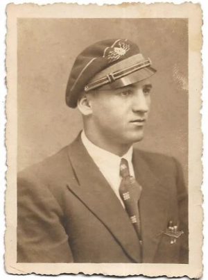 Student român cu șapcă cu însemnul specialității, 1938