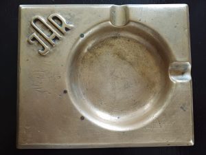 Scrumieră cu sigla IAR (Industria Aeronautică Română), perioada regalității, realizată din bronz