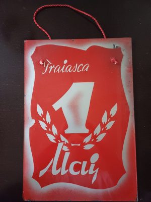 Material de propagandă comunistă realizat din sticlă vopsită, Trăiască 1 Mai