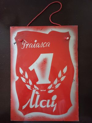 Material de propagandă comunistă realizat din sticlă vopsită, Trăiască 1 Mai