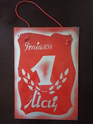 Material de propagandă comunistă realizat din sticlă vopsită, Trăiască 1 Mai