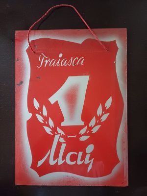 Material de propagandă comunistă realizat din sticlă vopsită, Trăiască 1 Mai