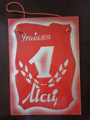 Material de propagandă comunistă realizat din sticlă vopsită, Trăiască 1 Mai