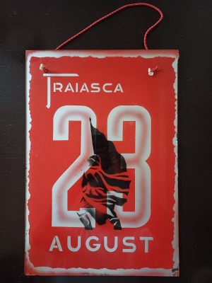 Material de propagandă comunistă realizat din sticlă vopsită, Trăiască 23 August