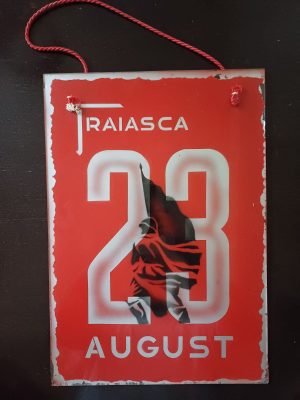 Material de propagandă comunistă realizat din sticlă vopsită, Trăiască 23 August