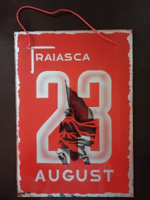 Material de propagandă comunistă realizat din sticlă vopsită, Trăiască 23 August