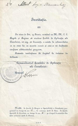 Invitație la solemnitățile prilejuite de vizita Regelui Ferdinand și a Reginei Maria la Școlile de Aplicație ale Cavaleriei adresată Magistratrat, juristului și heraldistului Albert Arz von Straussenbug din Sibiu, semnată olograf de comandantul Școlilor de Aplicație ale Cavaleriei, general Popovici, cu acces în tribună