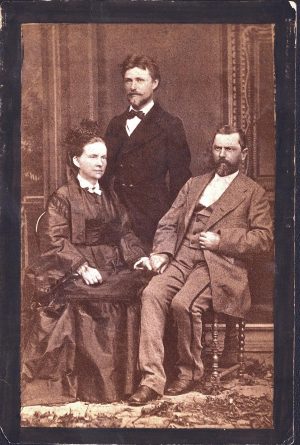 Familie de români, fotografie de secol al XIX-lea