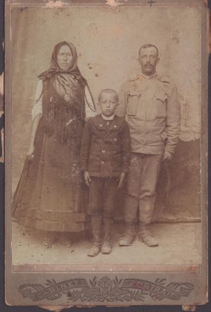 Familie de români din Păuliș, județul Arad, ante 1918, femeia în port popular, bărbatul în uniformă militară austro-ungară