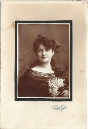 Tânără româncă, 1920, studio Naschitz, Lugoj