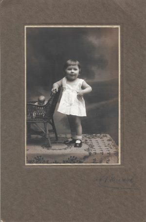 Copil cu păpușă, fotografie studio Benesch, Oravița