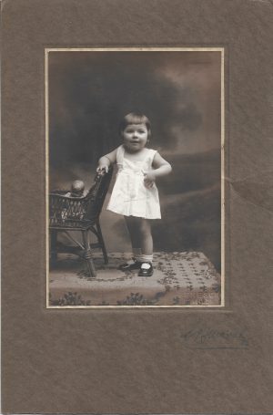 Copil cu păpușă, fotografie studio Benesch, Oravița