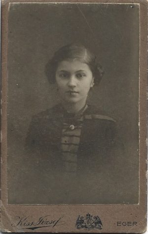 Tânără din Timișoara fotografiată la studio Kiss József, Eger