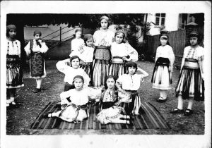 Copii în port popular românesc, Banat, perioada interbelică